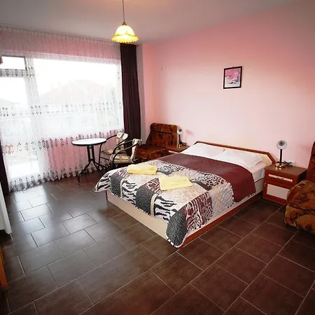 ゾヤ ゲスト ハウス 2*